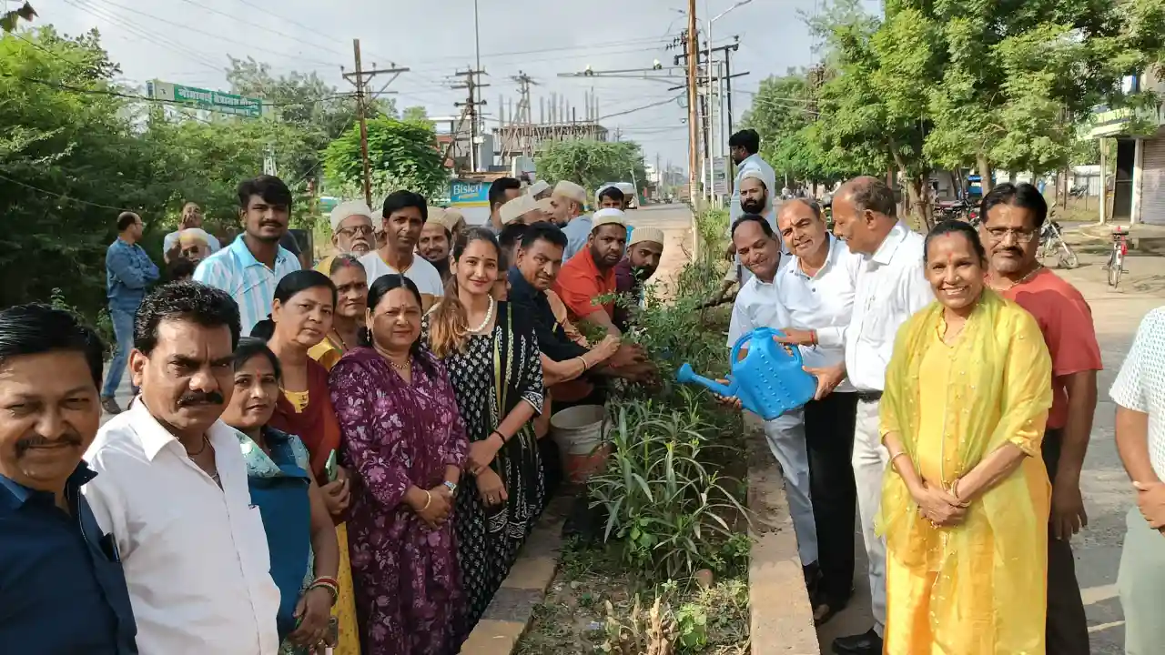 विधायक व नपाध्यक्ष ने पौधारोपण कर दिया पर्यावरण की रक्षा व स्वच्छता का संदेश विधायक व नपाध्यक्ष ने पौधारोपण कर दिया पर्यावरण की रक्षा व स्वच्छता का संदेश