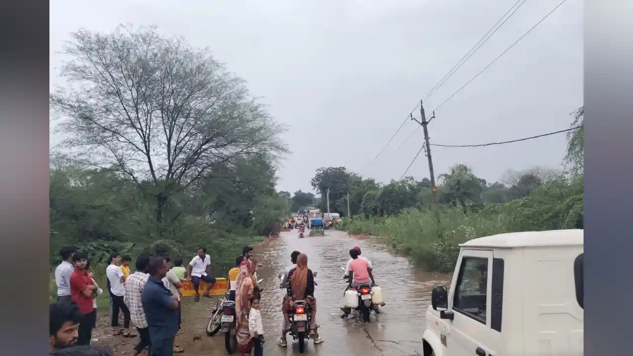 शाम होते ही मोरवन की रपट पर आया 3 से 4 फीट पानी मार्ग रहा बाधित