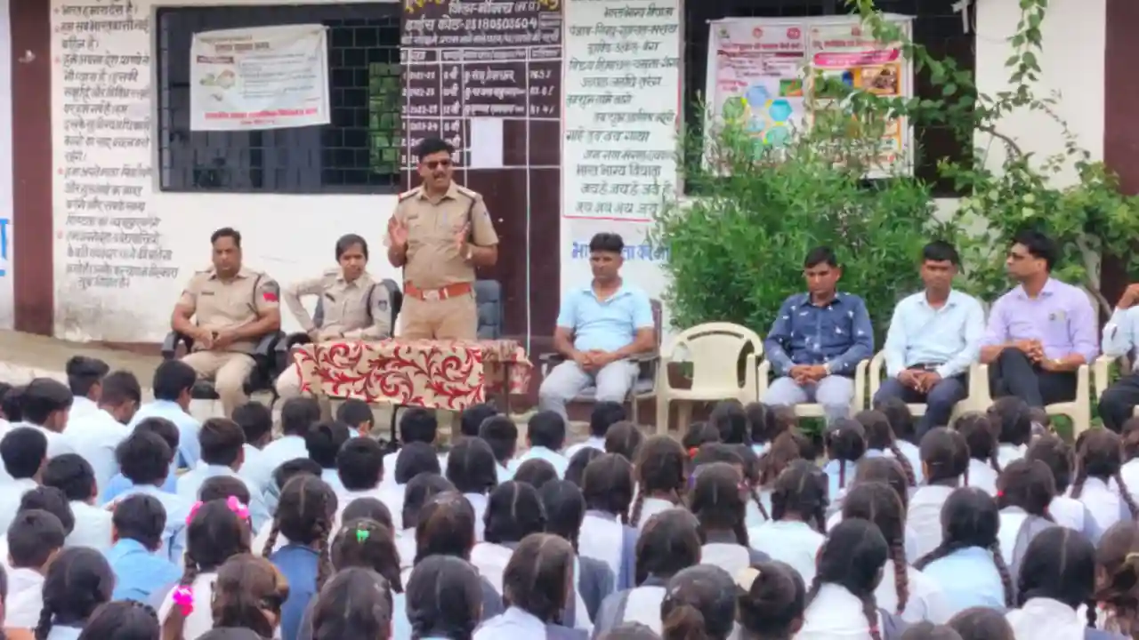 शासकीय विद्यालय ताल में विद्यार्थियों को दी नए कानून और गुड टच, बेड टच की जानकारी