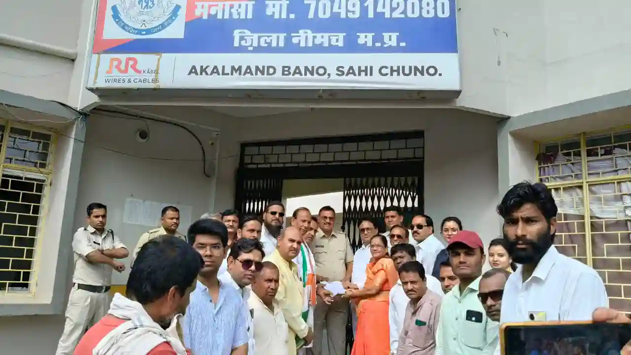 राहूल गांधी के खिलाफ अमर्यादित टिप्पणी करने पर भाजपा नेताओ के खिलाफ एफआईआर दर्ज करने को लेकर पुलिस को षिकायत करते हुए