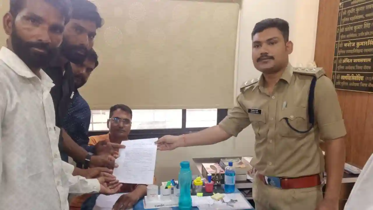 एसडीओपी कार्यालय पहुंच मामले में निष्पक्ष जांच करने को लेकर ज्ञापन सोपा।