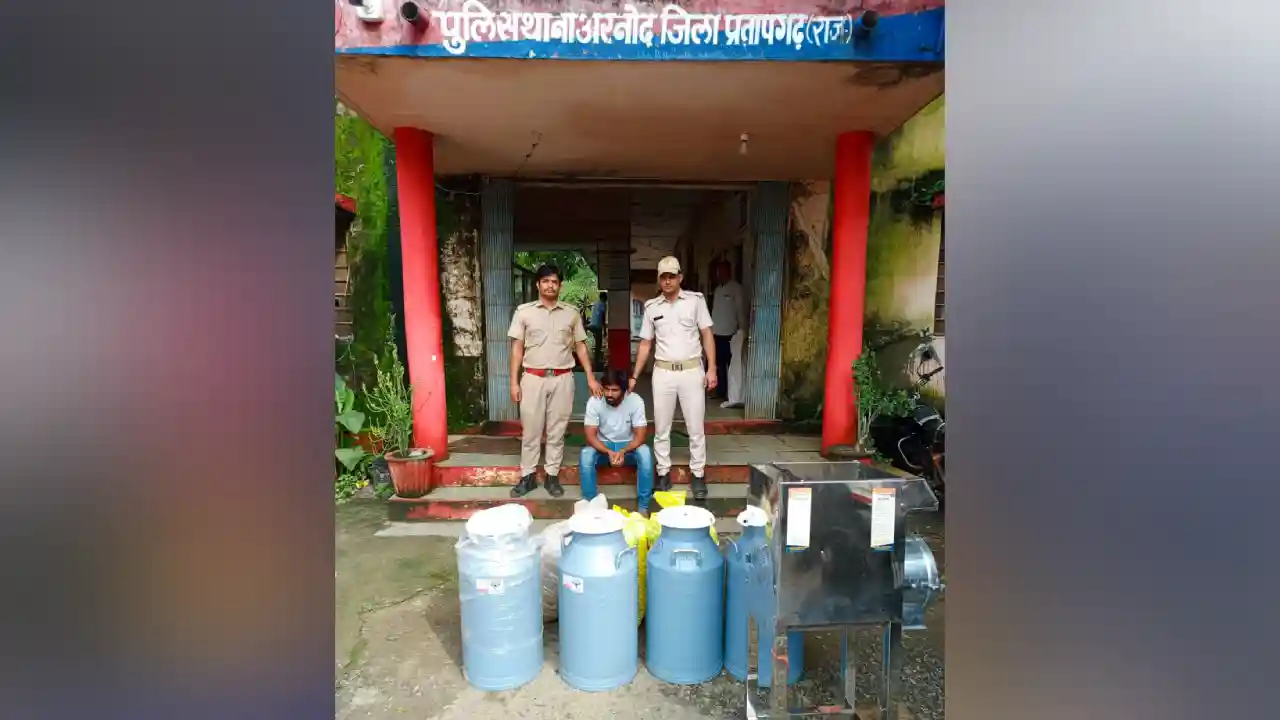 19 किलो 900 ग्राम अवैध डोडाचुरा के साथ एक अभियुक्त को किया गिरफ्तार डोडाचुरा पीसने की एक चक्की और 04 प्लास्टिक की केनों को किया जब्त