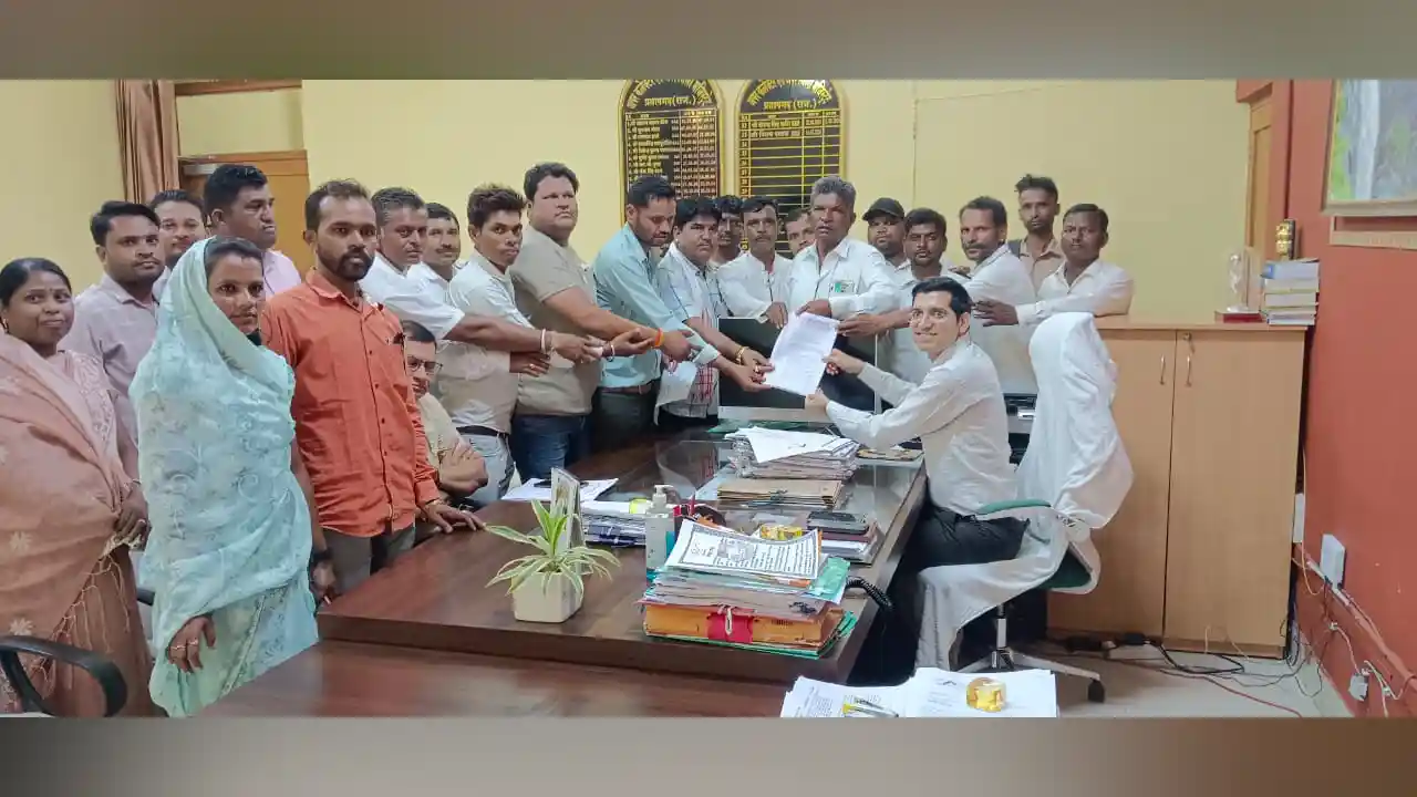 ग्रामीण विकास एवं पंचायत राज के आगामी चुनावो को मध्य नजर रखते हुये पंचायत राज का मजबुती प्रदान करते हुए सुझावो के सम्बन्ध में सौपा ज्ञापन।