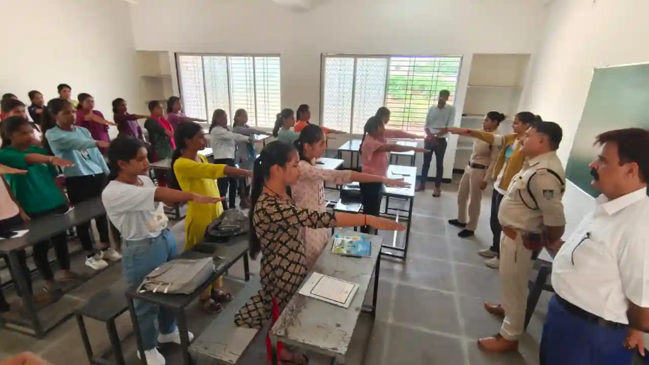 जीरन पुलिस द्वारा महाविद्यालय जीरन में बालिकाओ को सुरक्षा आत्मरक्षा को लेकर दी जानकारी सुरक्षा की दिलाई शपथ।