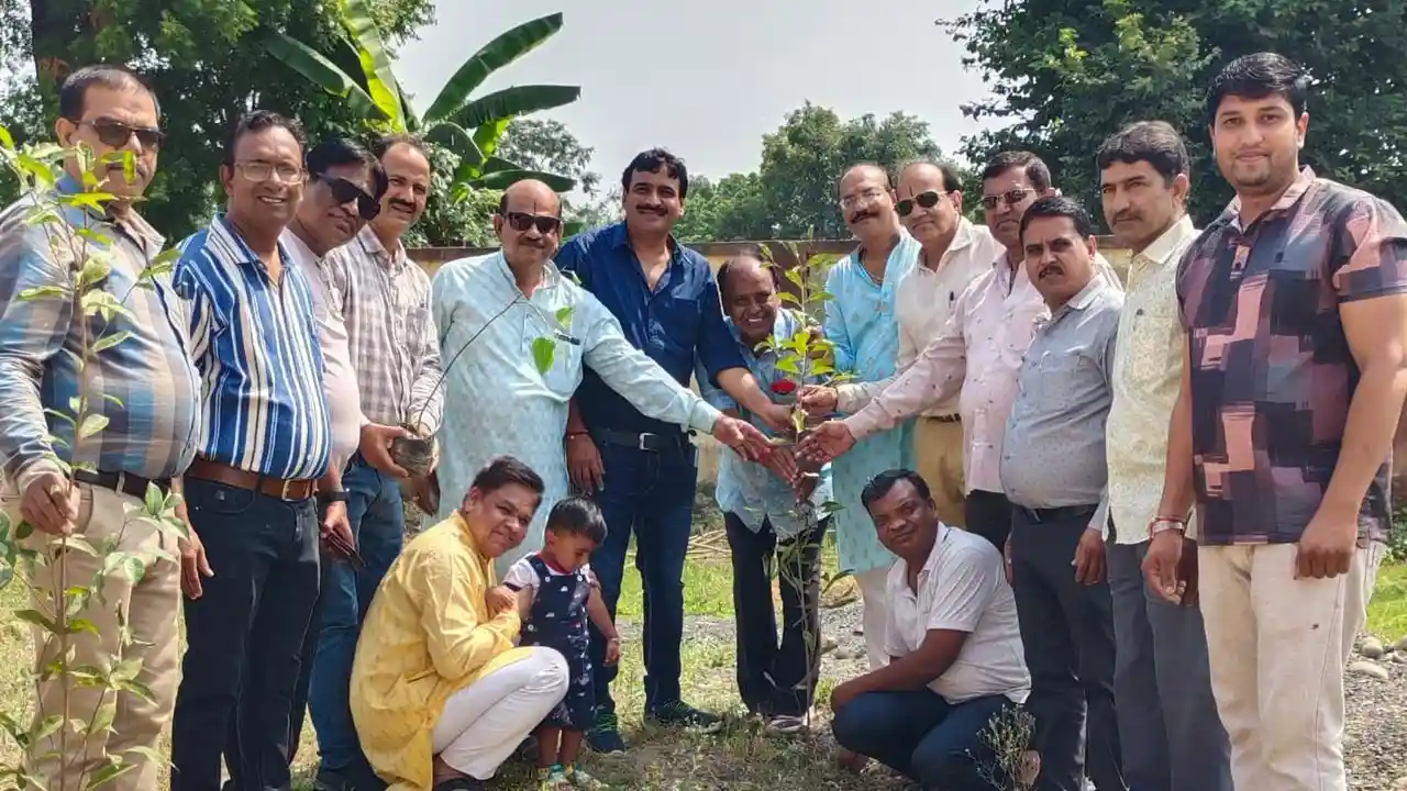 आई. टी. आई. कॉलेज जावद में वृक्षारोपण किया।
