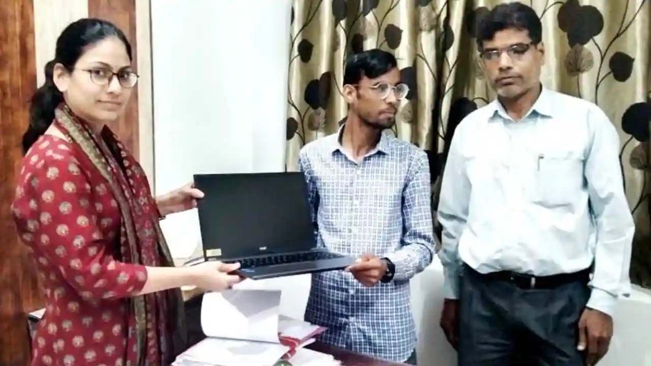 मुख्यमंत्री दिव्यांग शिक्षा प्रोत्साहन योजना के तहत दिव्यांगजनों को वितरित किए लेपटॉप