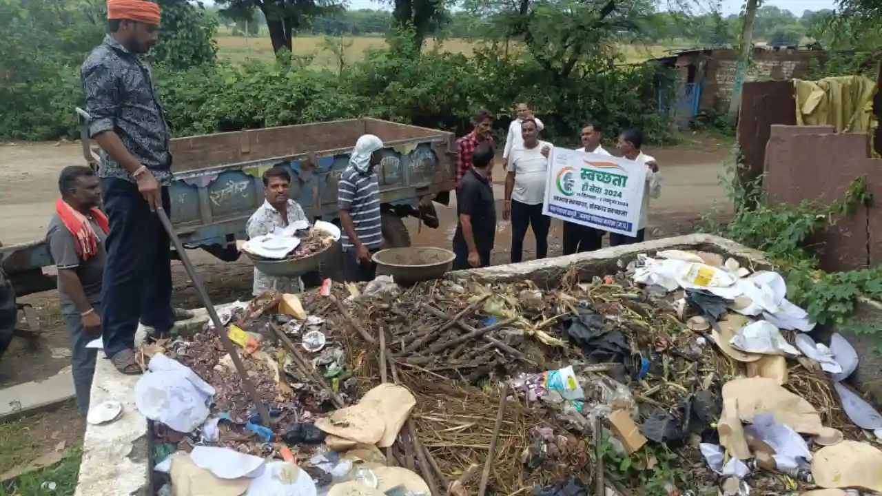 ग्राम पंचायत खजूरी के द्वारा स्वच्छता अभियान के तहत कचरा दान खाली करवाए गए