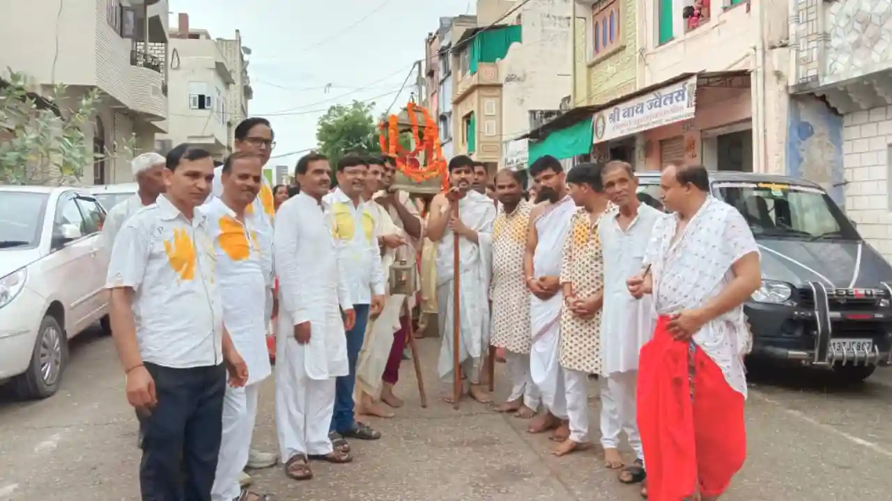 महावीर का जन्म जीव दया का संदेश देता है।