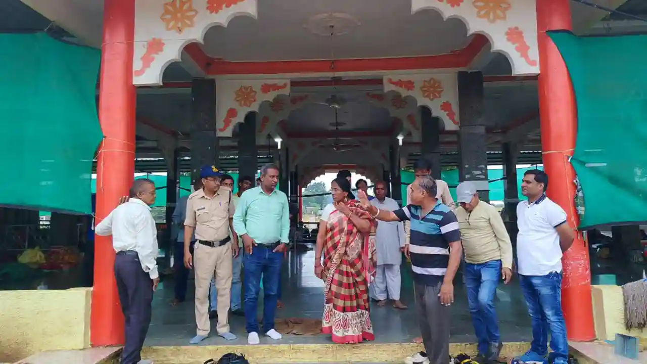 आवरी माताजी में नवरात्रि पर्व पर सुरक्षा व्यवस्था का जायजा लेने पहुँचे एसडीएम और तहसीलदार