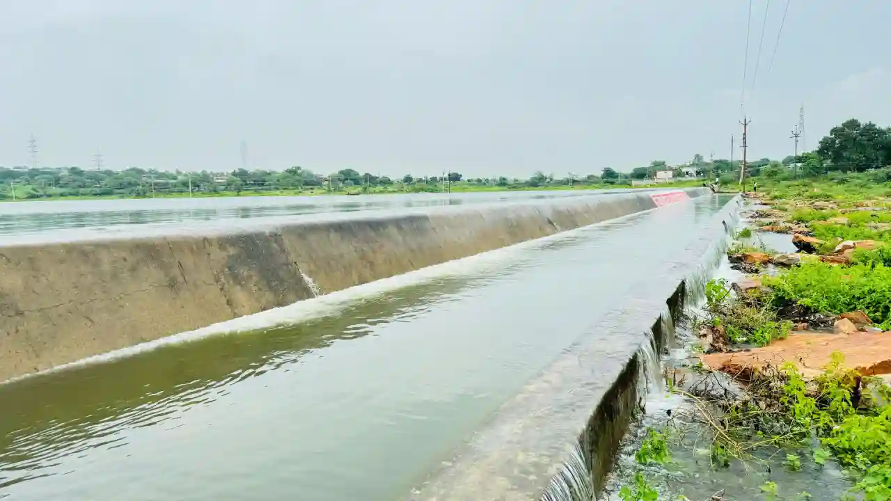 आखिरकार मोरवन बांध झलका चादर का खूबसूरत नजारा देखने पहुंच रहे हे सैकड़ों लोग