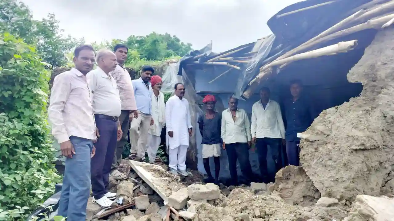 मनासा खुर्द में कच्चे मकान की दीवार गिरने से महिला दबी गम्भीर घायल,कांग्रेस नेता पहुंचे मौके पर