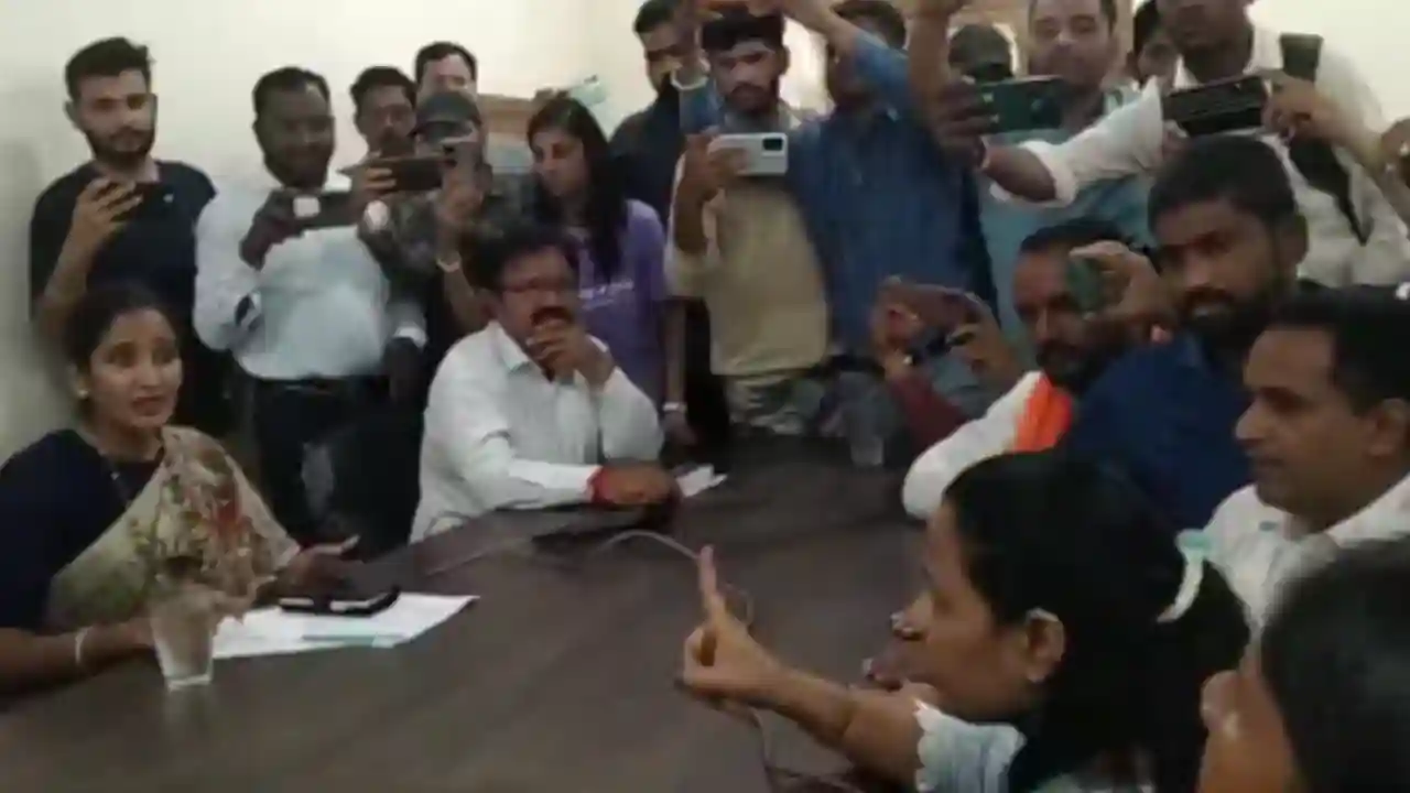 नगर पालिका का सम्मेलन रहा हंगामेदार, सम्मेलन में हुआ लो केटेगरी शब्दों का उपयोग