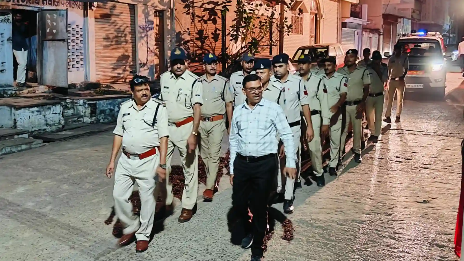 पुलिस ने निकाला फ्लैग मार्च, दिया शांति का संदेश