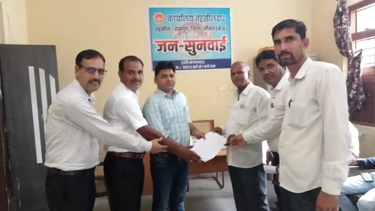 अनुविभागीय अधिकारी राजस्व न्यायालय की बहाली को लेकर अधिवक्ताओं ने जन सुनवाई में सोपा ज्ञापन