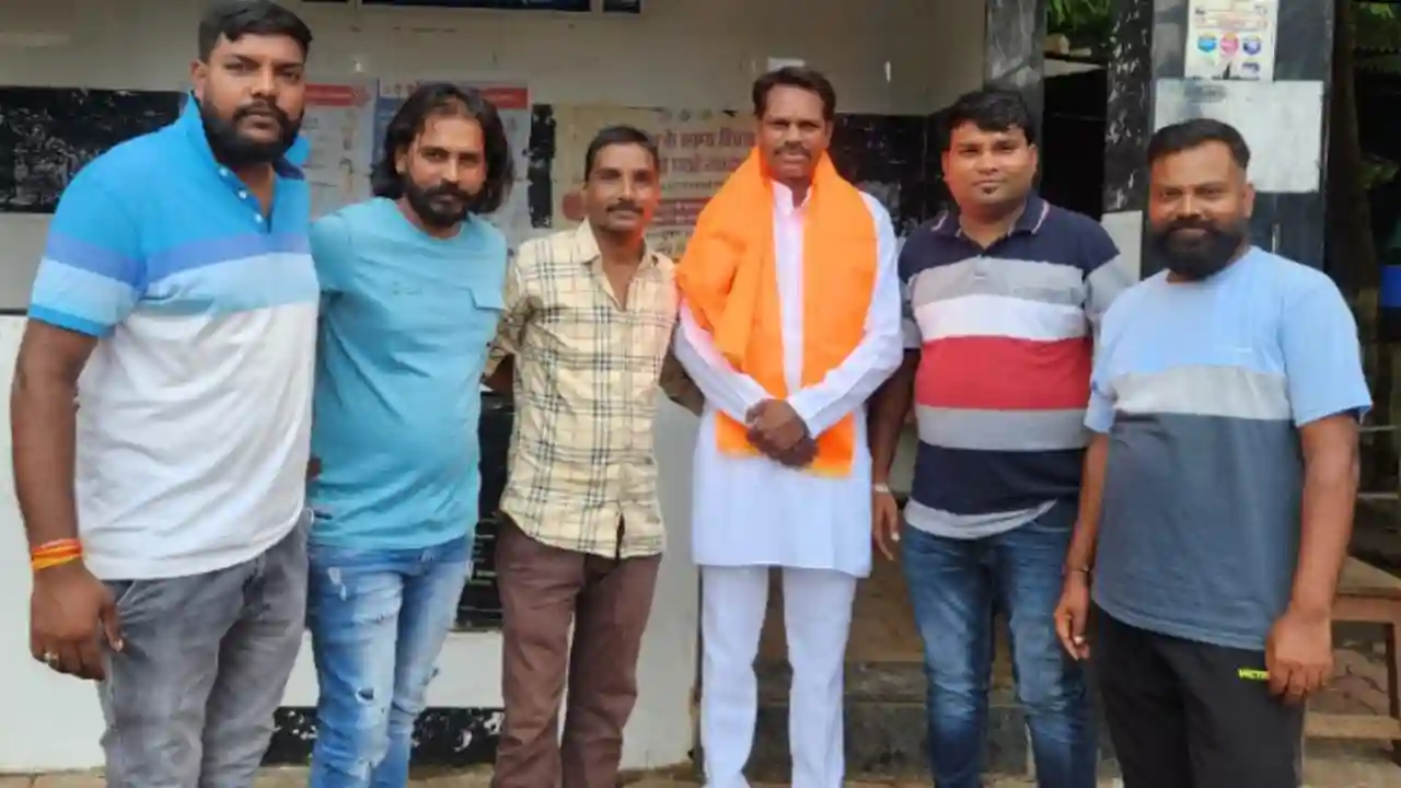 केसरिया दुपट्टा पहना विभिन्न संगठनों ने किया केसरिया हिंदू वाहिनी के जिलाध्यक्ष चंद्रशेखर जायसवार को सम्मानित।