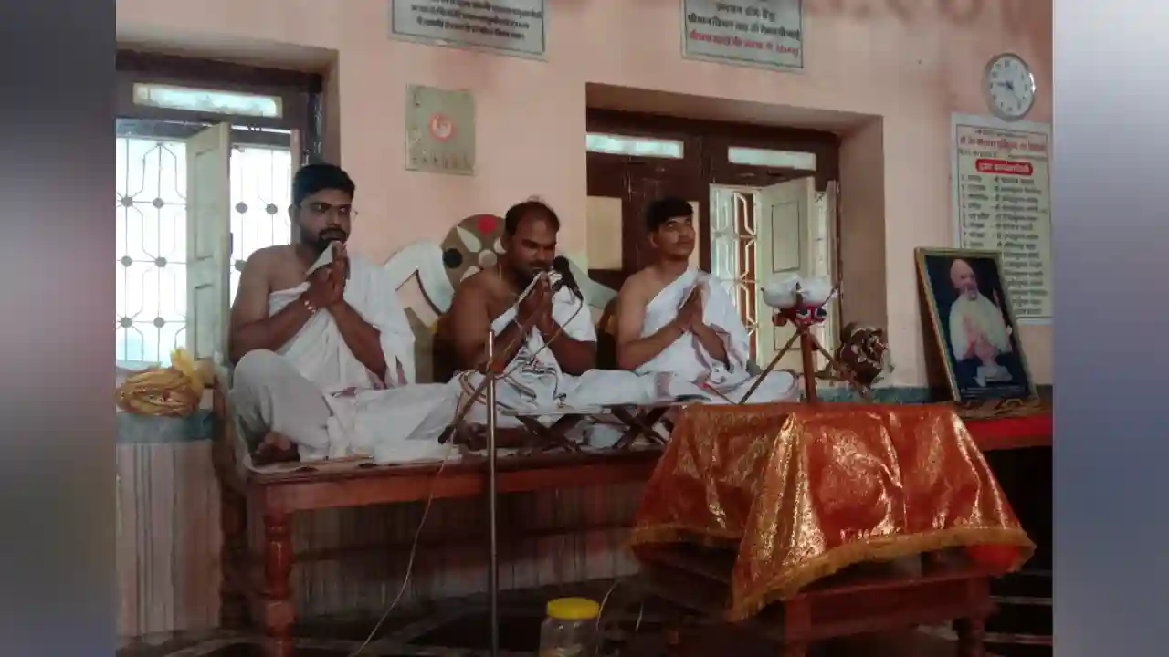 परमात्मा का अभिषेक करने से मनुष्य की आत्मा का कर्ममल दूर होता है।