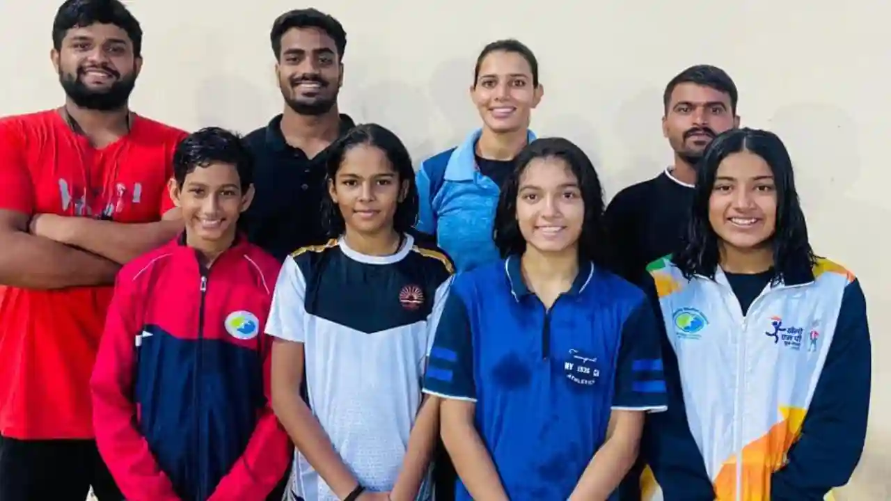 केवी तैराकी टीम नेशनल हेतू दिल्ली रवाना