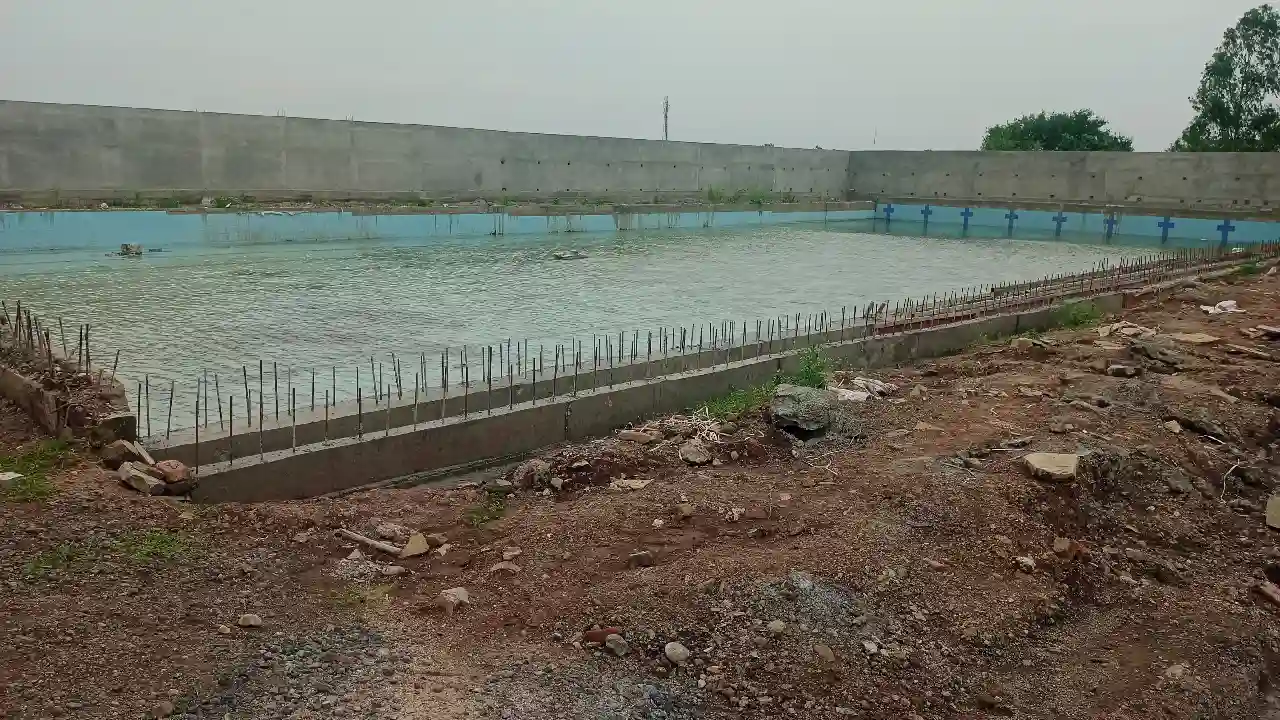 सांडिया रोड पर निर्माणाधीन स्विमिंग पूल का काम फंड की कमी के कारण फिर से रूका