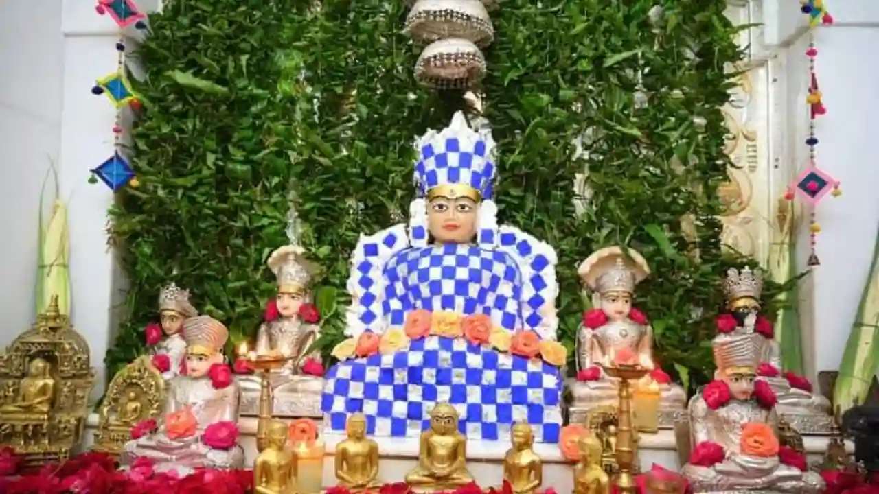 अजीतनाथ जैन मंदिर में हुई भगवान की आर्कषक अंगरंचना