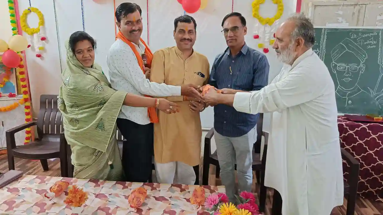 भैया बहिनों ने किया विद्यालय संचालन और शिक्षको का किया गया सम्मान