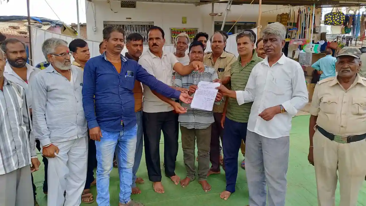 बैंक लूटेरों को शीघ्र गिरफ्तारी को लेकर रविवार को हुआ धरना प्रदर्शन, ग्रामीणों ने मुख्यमंत्री के नाम दिया ज्ञापन।