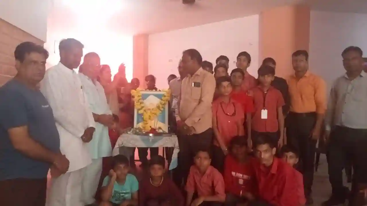 केसरिया हिंदू वाहिनी ने श्रीफल व पुष्प भेंटकर किया शिक्षकों को सम्मानित।