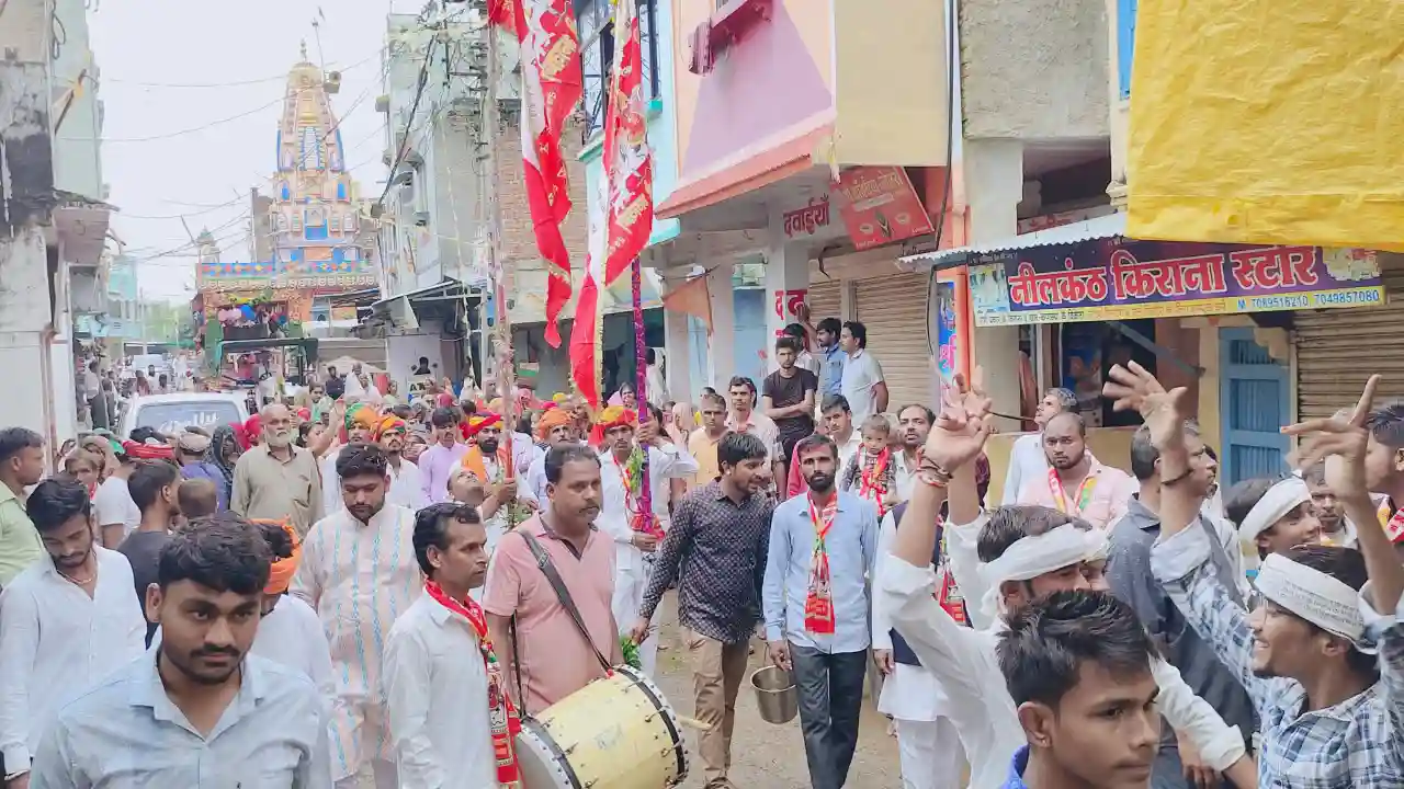 ग्राम पालसोड़ा में भादवा छठ पर निकला नगर निशान भ्रमण, बरसते पानी में नाचते गाते निकले भक्त