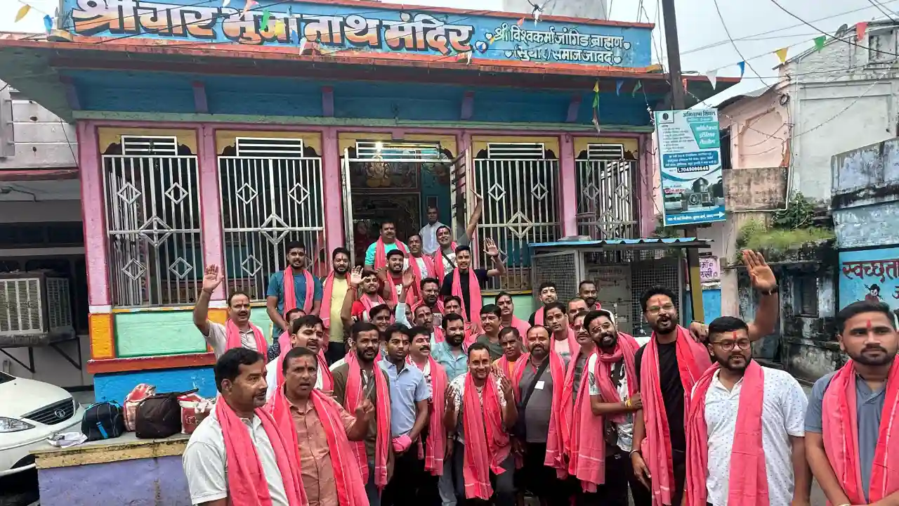 प्रभु आपकी जय हो के जयकारे के साथ निकले चारभुजा पैदल यात्री।