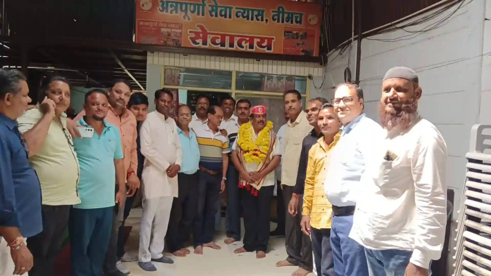 जैन तीर्थ स्थान की यात्रा कर लौटे अन्नपूर्णा सेवा न्यास समिति के संयोजक राकेश पप्पू जैन का हुआ सम्मान।