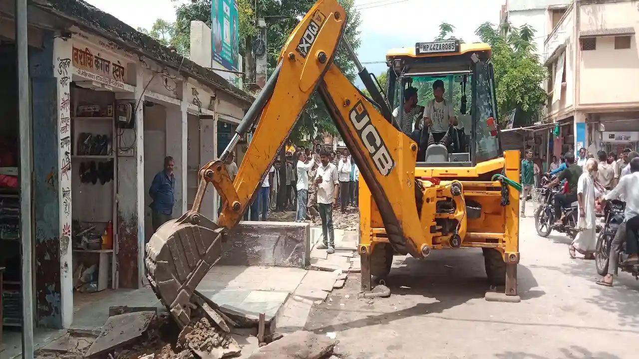 जिला कलेक्टर के निर्देश पर सिंगोली में अतिक्रमण हटाने चला प्रशासन का बुलडोजर