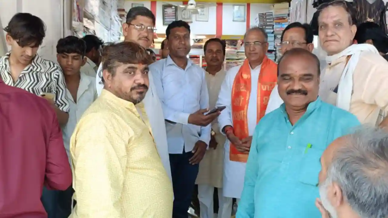 सांसद सुधीर गुप्ता ने बाजार में घूमकर भाजपा के सदस्यता अभियान के तहत लोगों को बनाया भाजपा के सदस्य