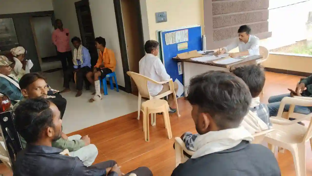 लेबर लाइन कार्यालय प्रतापगढ़ पर आयोजित किया कानून दिवस