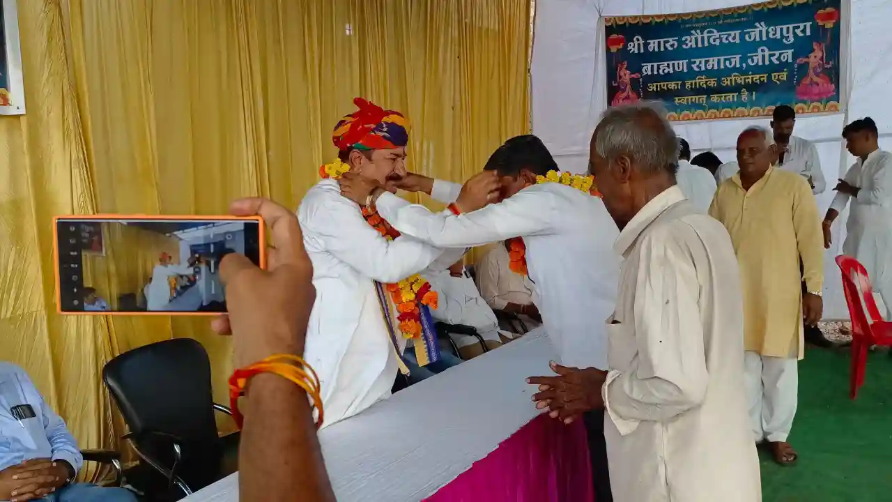 जीरन मारु औदिच्य जोधपुरा ब्राह्मण समाज जनों ने विधायक परिहार को साफा पहनाकर भव्य स्वागत किया।