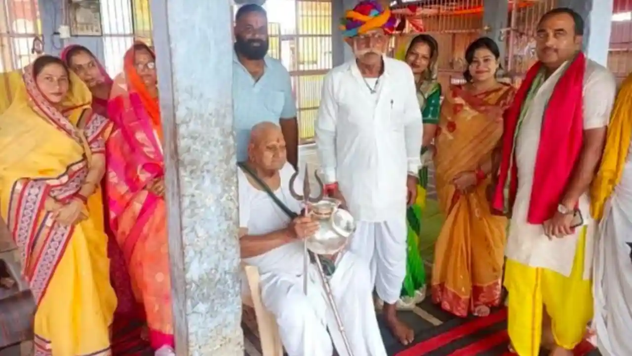 धारडी श्री तिलस्वां नाथ मंदिर में ढाई किलो चांदी के आभुशण भेंट किये