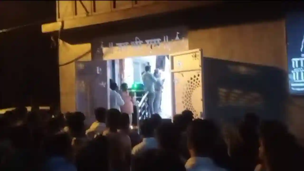 जय जय श्रीराम के जयकारे के साथ उद्योगपति बालाजी मंदिर पर चढाई ध्वजा