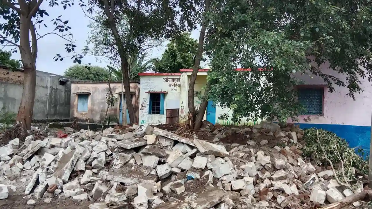 प्रशासन ने क्षतीग्रस्त हो चुके भवन को किया जमीदोज