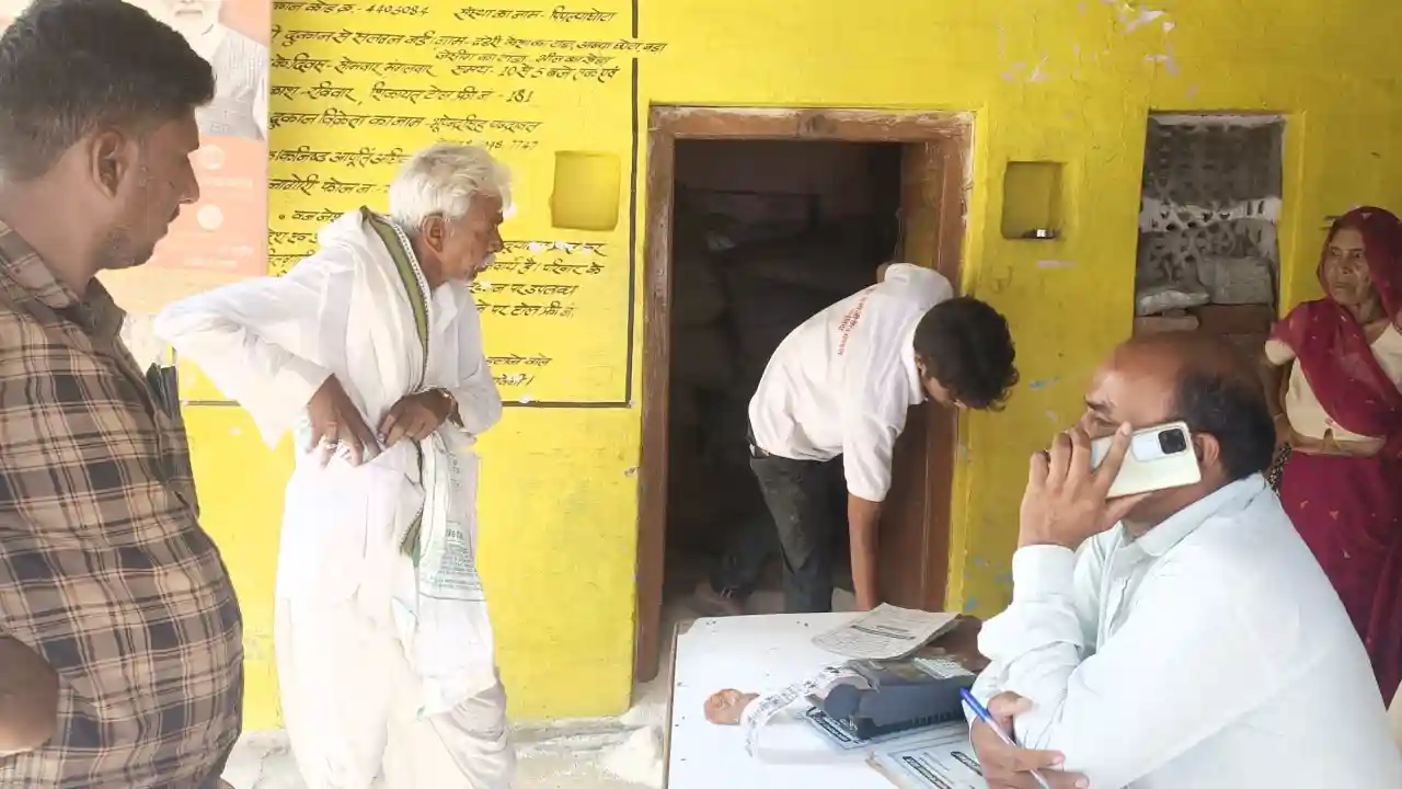 गांव ढंढेरी चारभुजा में उचित मुल्य की दुकान पर षिकायत के बाद ग्रामीण जन