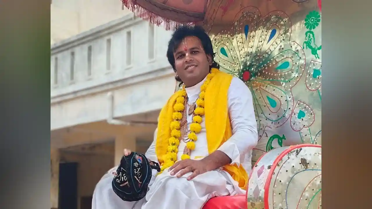 कथा वाचक पंकज जी शास्त्री के मुखारबिंद से आठ दिवसिय शिव महापुराण का आयोजन कलश यात्रा के साथ प्रारंभ।
