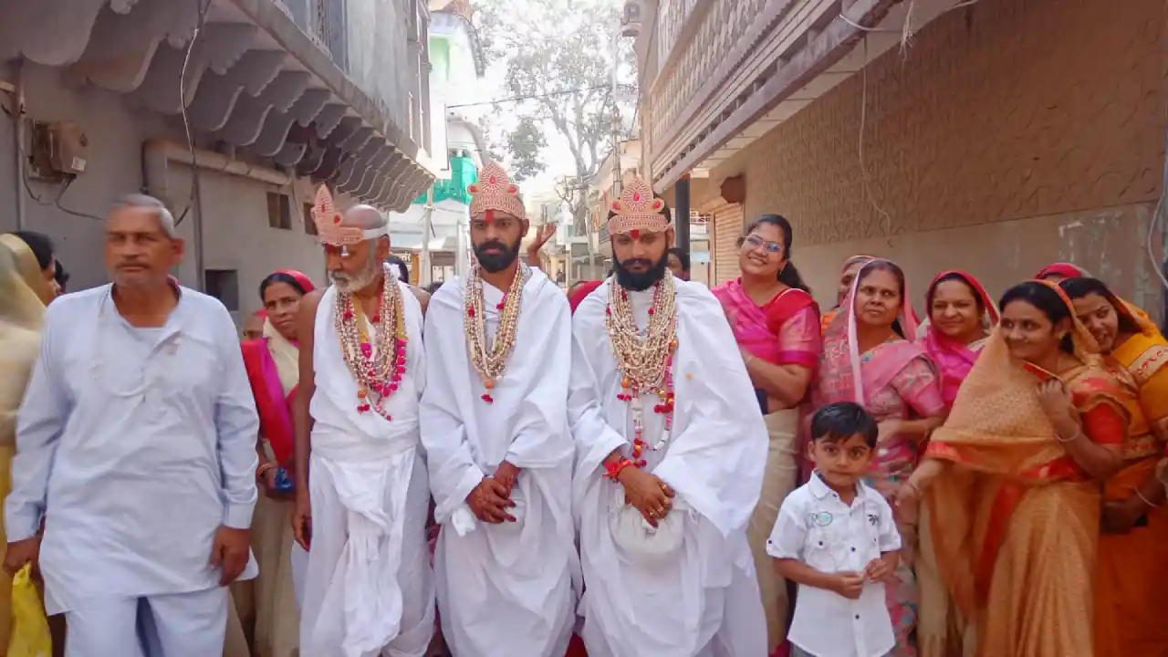 दीक्षार्थीयो का निकला नगर में भव्य वरघोड़ा