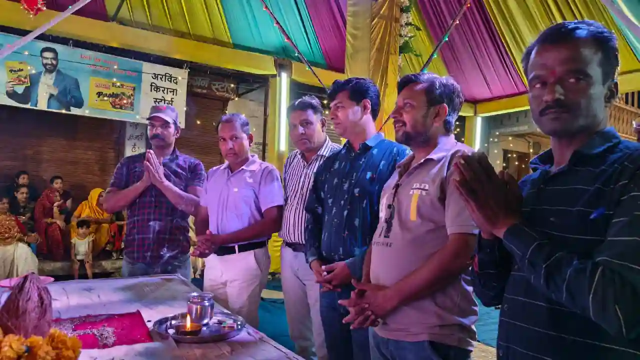 अर्जुन गरबा मंडल के पांडाल में नवरात्री के तीसरे दिन पत्रकार साथियों ने अथिति के रूप में की शिरकत