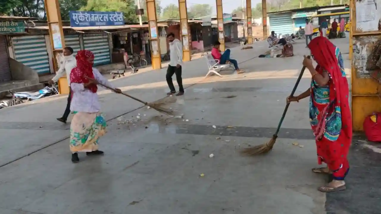 प्रायवेट बस स्टैंड पर चला नपा का स्‍वच्‍छता अभियान