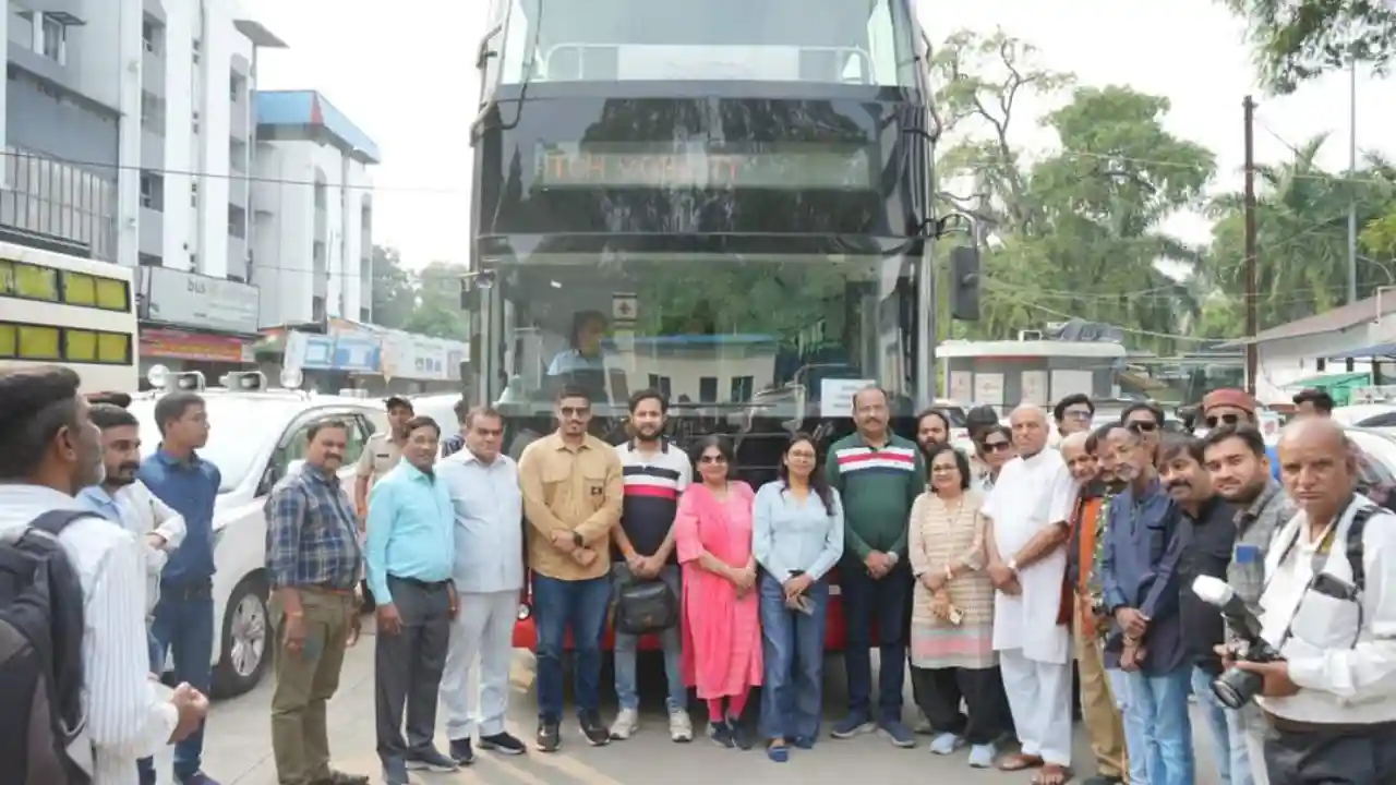 इंदौर की सड़कों पर डबल डेकर बस को देखकर प्रसन्न हो रही है जनता