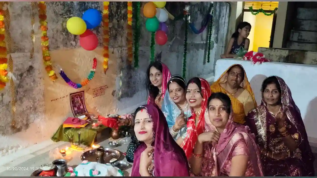 करवा चौथ के मौके पर देश भर में महिलाएँ अपने पति की लंबी उम्र और खुशहाली के लिए व्रत रखा व पूजा-अर्चना करी।