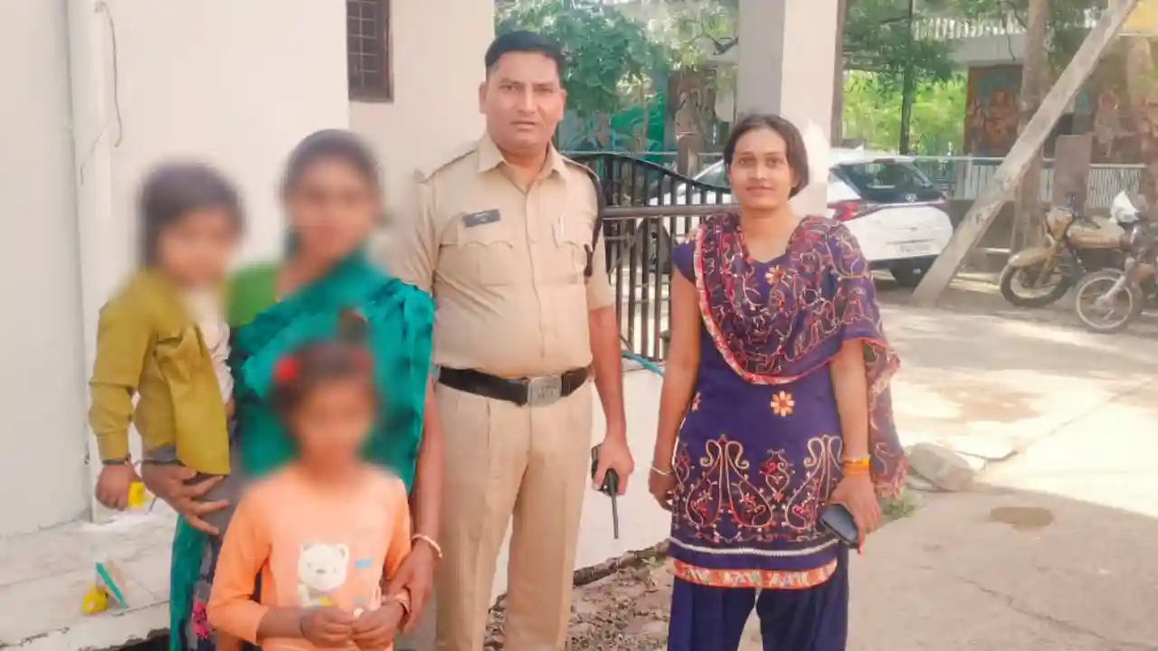 नीमच के थाना कैंट क्षेत्र में राह भटकी दो मासूम बहनों को डायल 100 जवानों ने ढूंढ कर मां से मिलाया