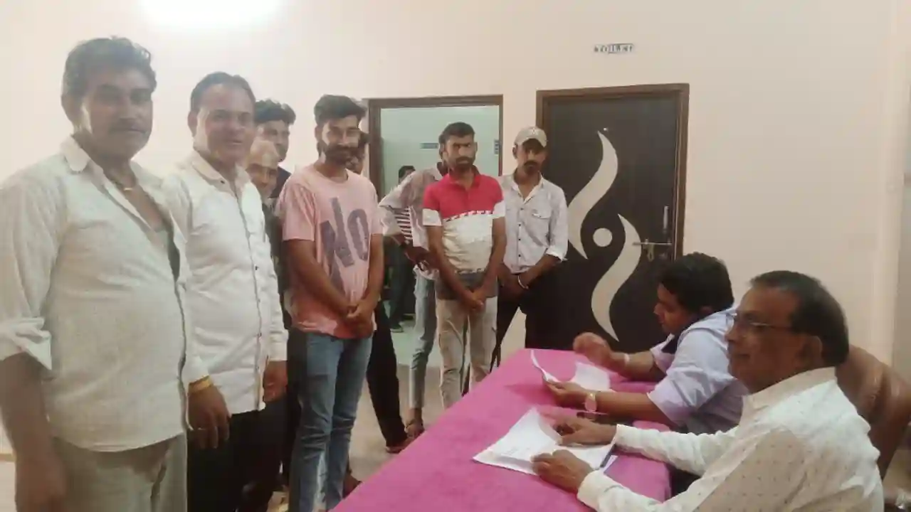 कुकड़ेश्वर के किसानों ने दाता के मार्ग को सही करने के लिए नगर परिषद की जनसुनवाई में आवेदन प्रस्तुत किया है