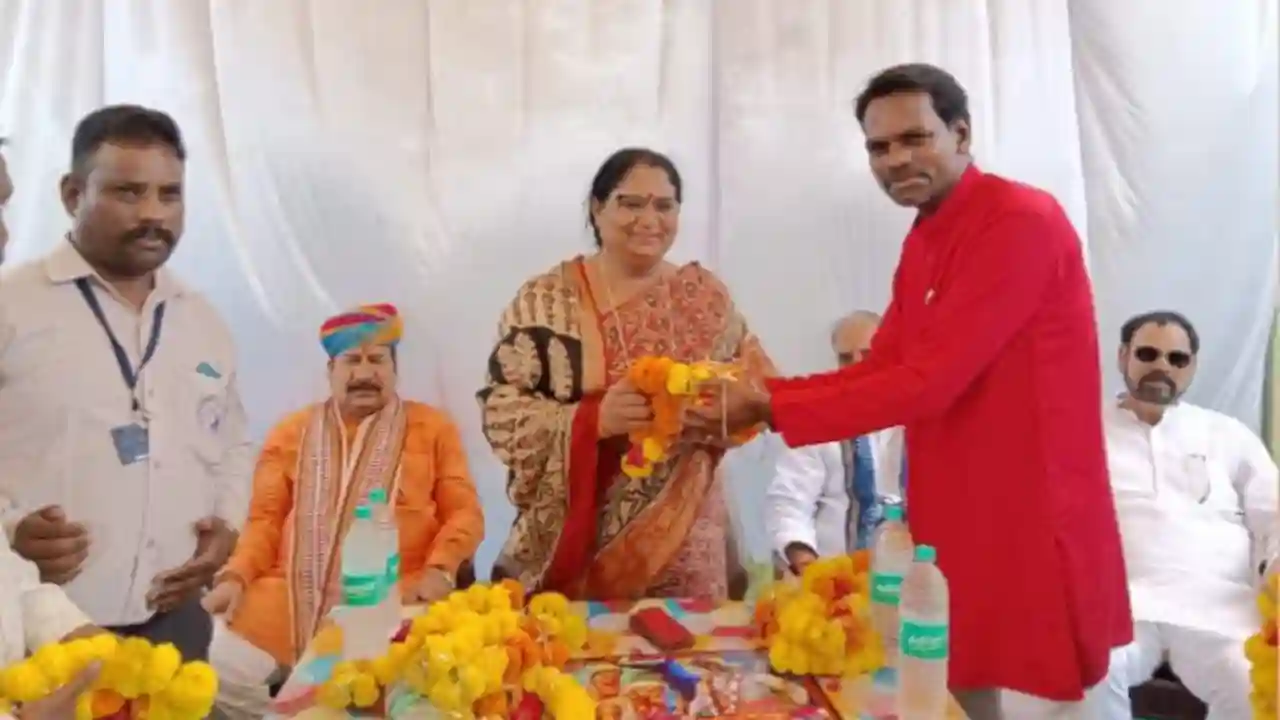 मध्य प्रदेश शासन के आयोग निगम मंडल का गठन कर अंतिम पंक्ति में खड़े व्यक्ति को नियुक्त करने को लेकर सोपा प्रभारी मंत्री को ज्ञापन!