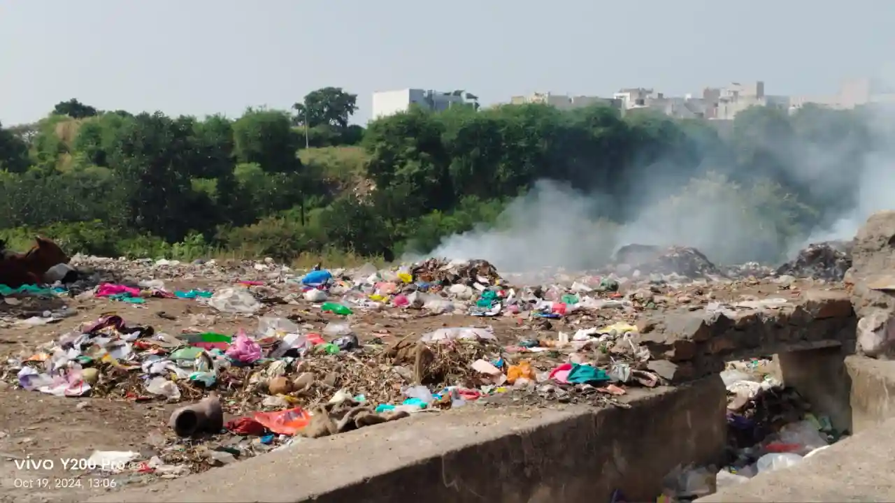 प्रतापगढ़ शहर के गली नुकड़ बने कचरे के डंपिंग गार्ड