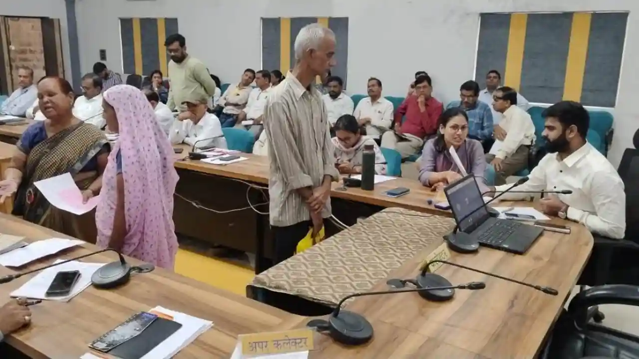 अधिकारियों ने जनसुनवाई में सुनी नागरिकों की समस्याएं