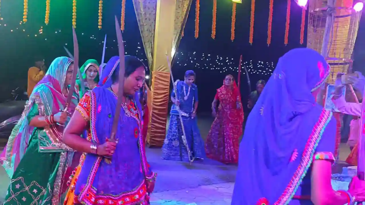 मां भवानी गरबा मंडल में शस्त्र पूजन के बाद शस्त्र के साथ हुआ गरबे का आयोजन