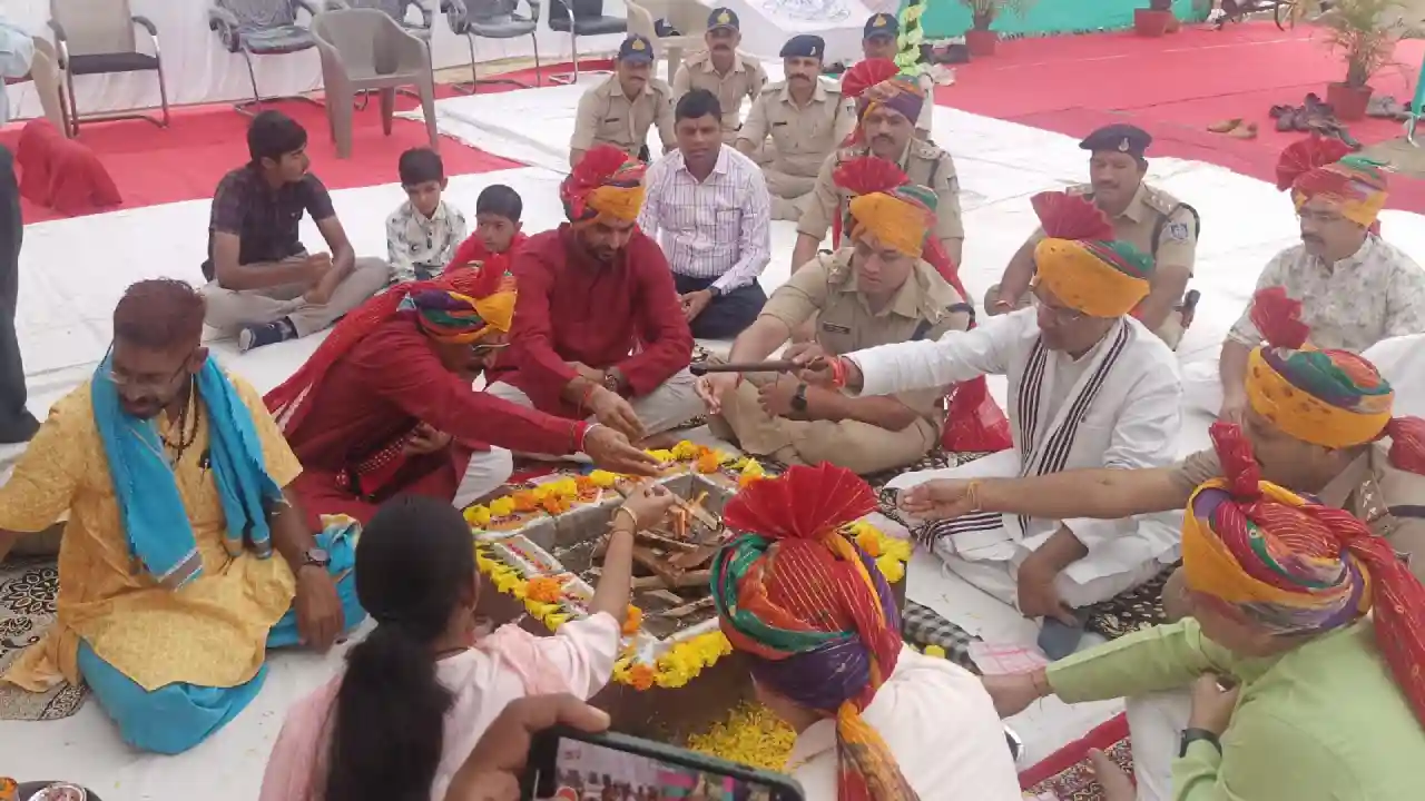 पुलिस लाइन कनावटी नीमच में विजयादशमी पर्व पर संपन्न हुआ शस्त्र पूजन कार्यक्रम